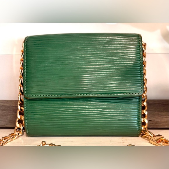 Vintage Authentic Louis Vuitton trifold Epi Wallet - Picture 2 of 9